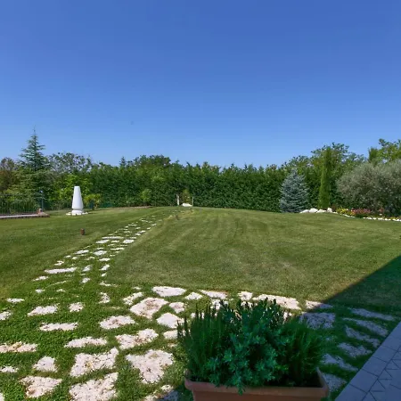 Casa vacanze Cozy Farmhouse In With Swimming Pool